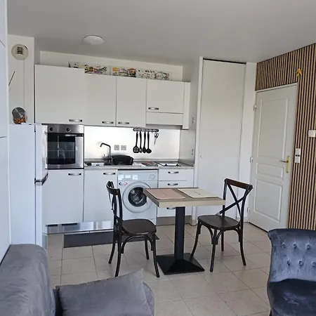 2 Pieces Avec Parking Prive Et Piscine Апартаменти