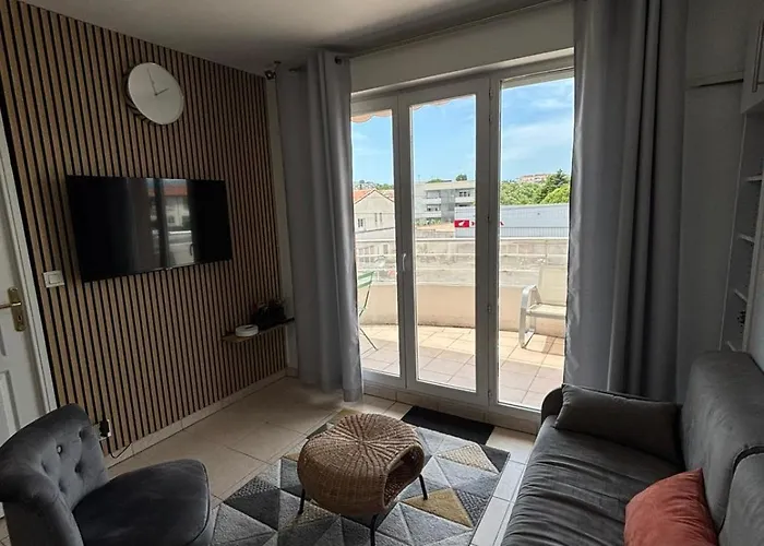 Cosy 2 Pieces Avec Piscine Et Parking 昂蒂布